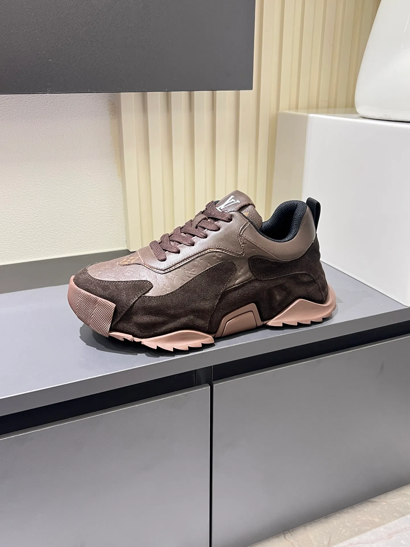 p600 "LOUI* VUITTO*" popular men's casual shoes, genuine development in Italy 💯Purchasing level quality ✔️The upper is made of first-layer cowhide, comfortable and soft sheepskin feet ⚡️ Fashionable and versatile, the toe last shape is firm and full, the soles are made from original LV molds and can be freely entered and exited the counter. Light and comfortable on the feet~Purely handmade, details determine quality! Size:39-44!